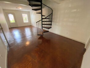 329 E Sale Rd in Lake Charles, LA - Building Photo - Building Photo