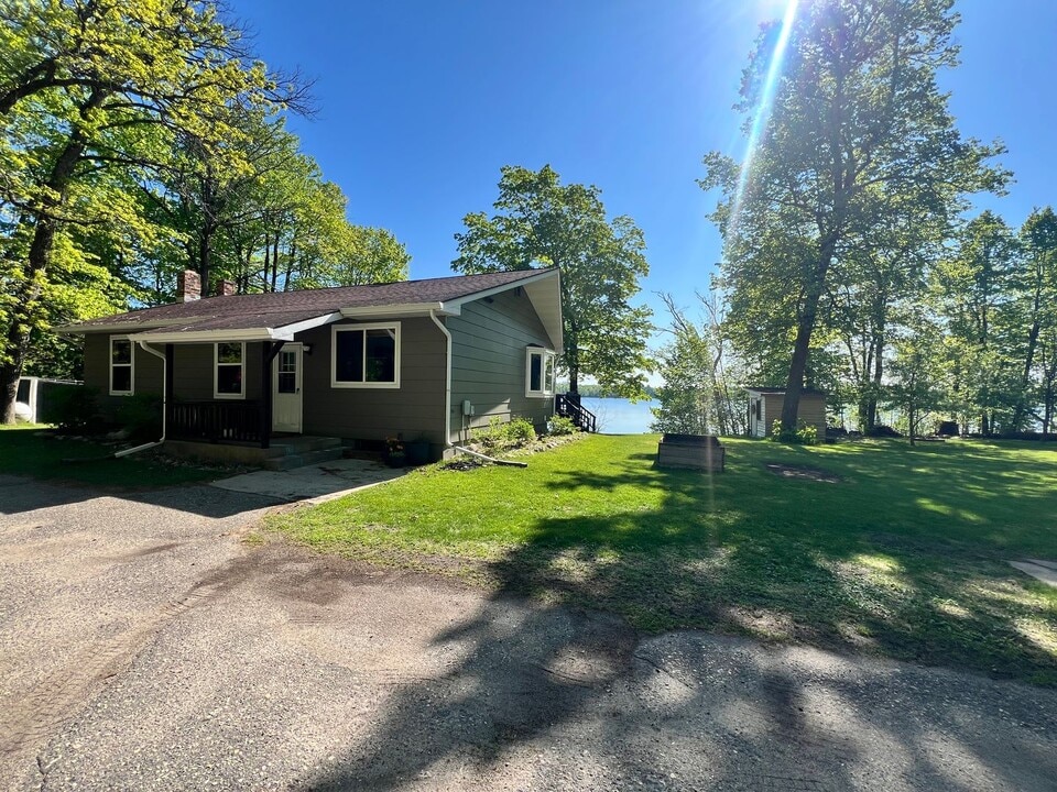 1926 Island View Dr NE in Bemidji, MN - Building Photo