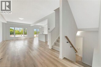 102 Gort Ave in Brant, ON - Building Photo - Building Photo