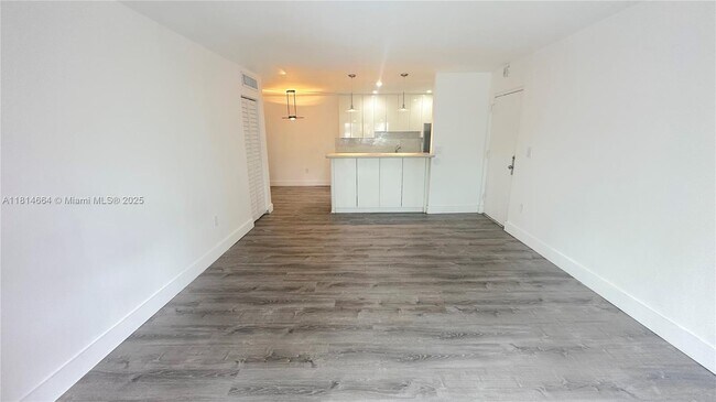 10836 N Kendall Dr in Miami, FL - Building Photo - Building Photo