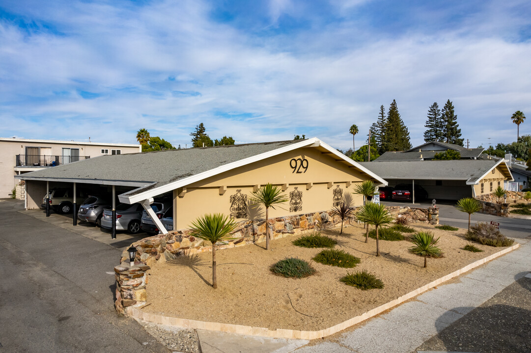 Tamarack Gardens in Sunnyvale, CA - Building Photo