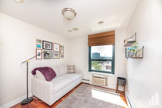 3900 N Pine Grove Ave, Unit 802 in Chicago, IL - Building Photo - Building Photo
