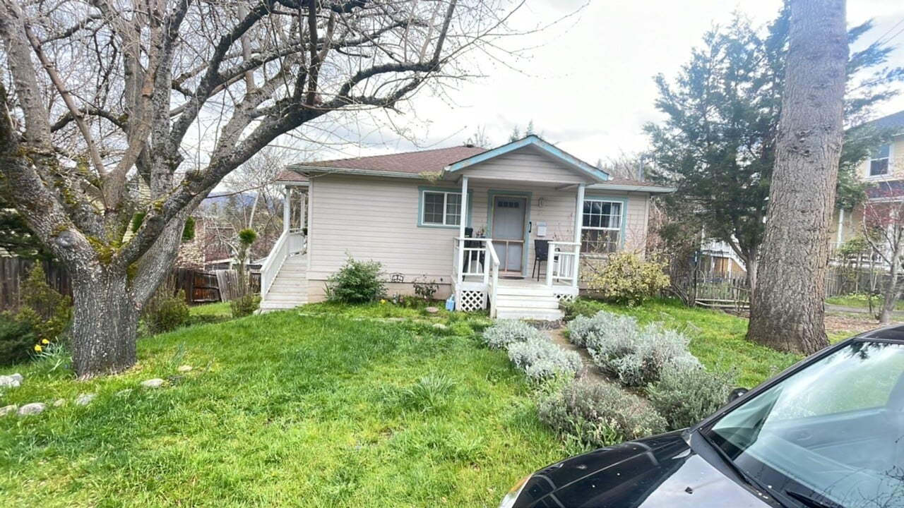 94 Pine St in Ashland, OR - Building Photo