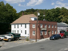 45 Elm St in Winsted, CT - Building Photo - Building Photo