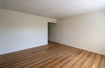 2608 Ashe Rd in Bakersfield, CA - Foto de edificio - Building Photo