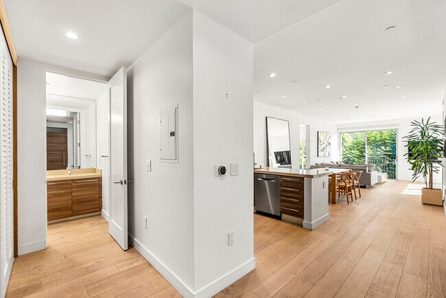 855 N Croft Ave, Unit 301 in Los Angeles, CA - Building Photo - Building Photo