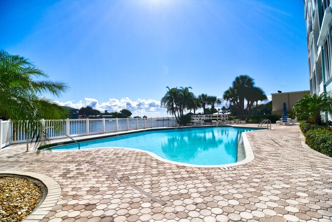 1365 Snell Isle Blvd NE-Unit -4-B in St. Petersburg, FL - Building Photo - Building Photo