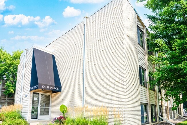Yale Place in Minneapolis, MN - Building Photo - Building Photo