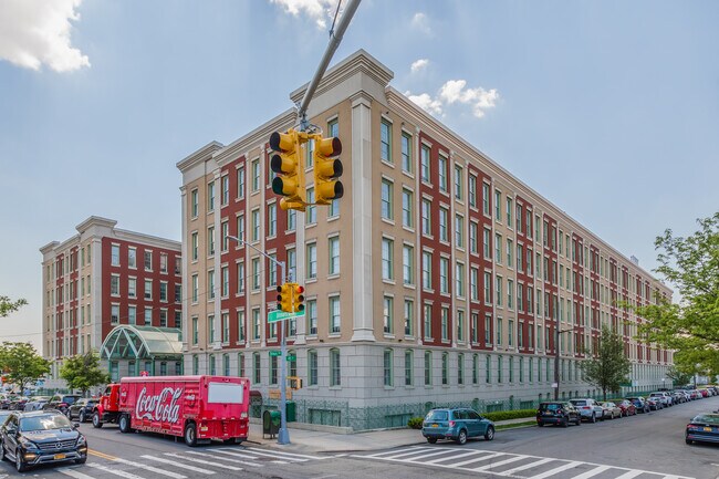 Pistilli Grand Manor in Astoria, NY - Foto de edificio - Building Photo