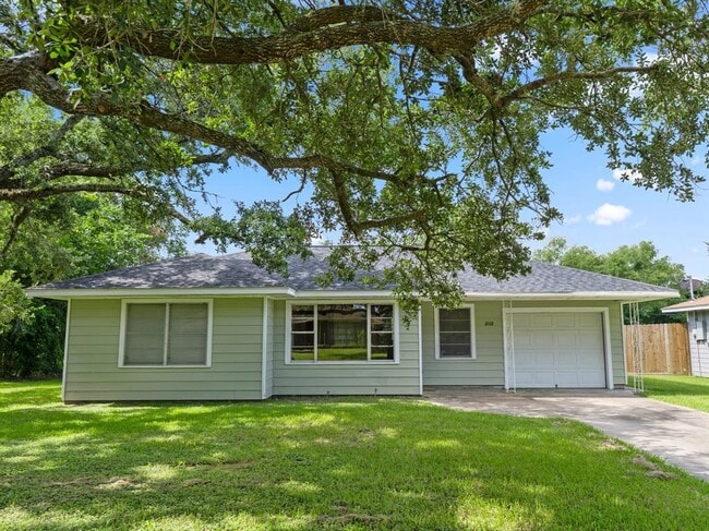 property at 2112 Hillcrest Dr