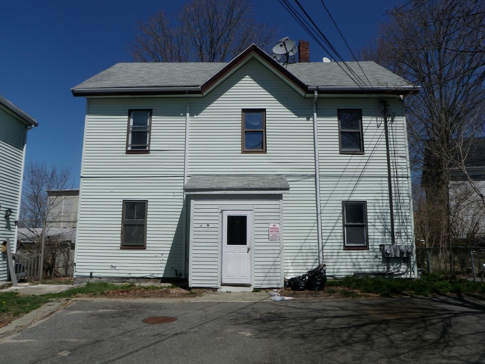 76-82 Linfield St in Holbrook, MA - Foto de edificio