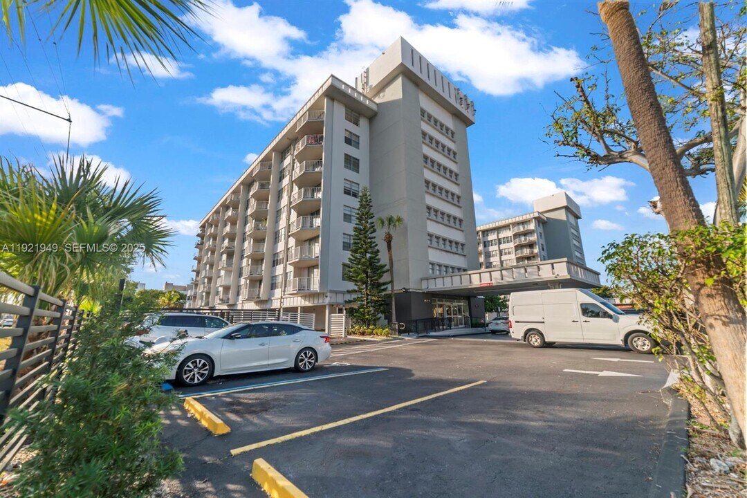 16710 NE 9th Ave in North Miami Beach, FL - Foto de edificio