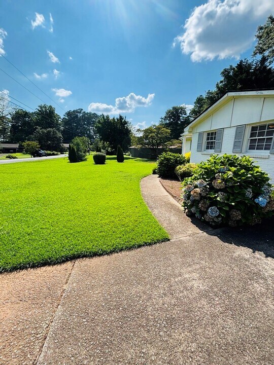571 Tonawanda Dr in Marietta, GA - Building Photo