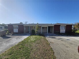 326 Palmetto Dr in Cape Coral, FL - Building Photo