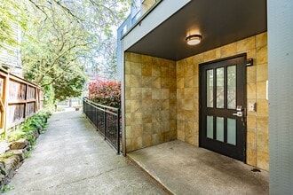 Lakeview Place in Seattle, WA - Building Photo - Building Photo