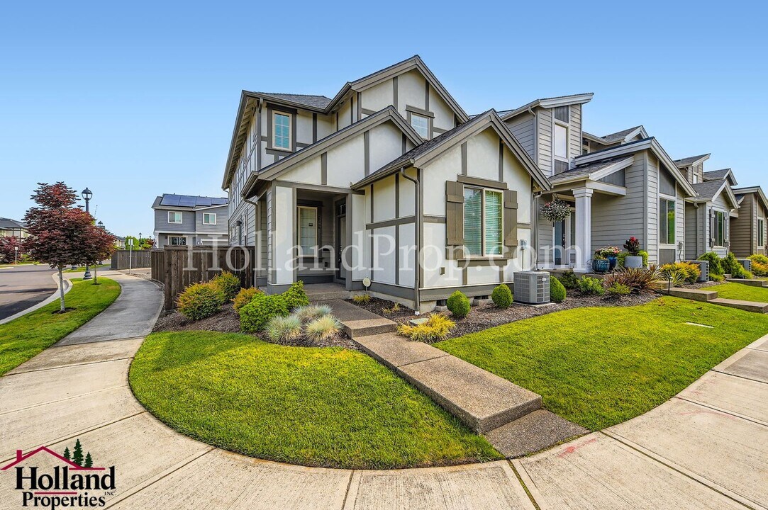 5205 SE Davis Rd in Hillsboro, OR - Building Photo