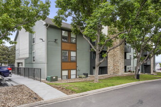 Hilltop View Apartments in Denver, CO - Building Photo - Building Photo