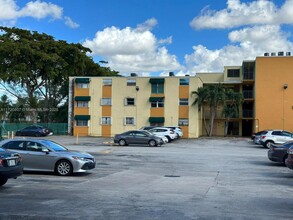 666 W 81st St in Hialeah, FL - Building Photo - Building Photo