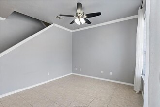 405 Forest Dr Loop in College Station, TX - Foto de edificio - Building Photo