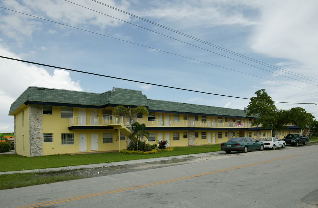 Hemingway Villa Condos in Miami, FL - Building Photo