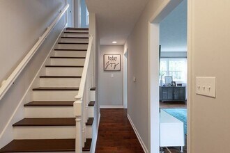 2212 E Queens Way in Bloomington, IN - Foto de edificio - Building Photo