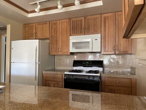 4800 Sawyer Ave, Unit Beachwalk in Carpinteria, CA - Building Photo - Building Photo