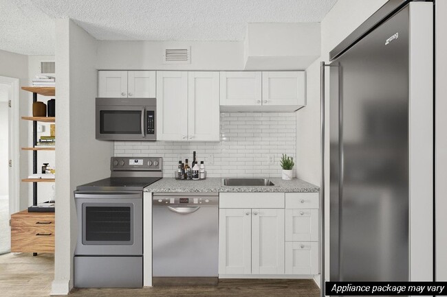 Lenox Cove | NEWLY-DESIGNED APARTMENTS in Jacksonville, FL - Building Photo - Building Photo