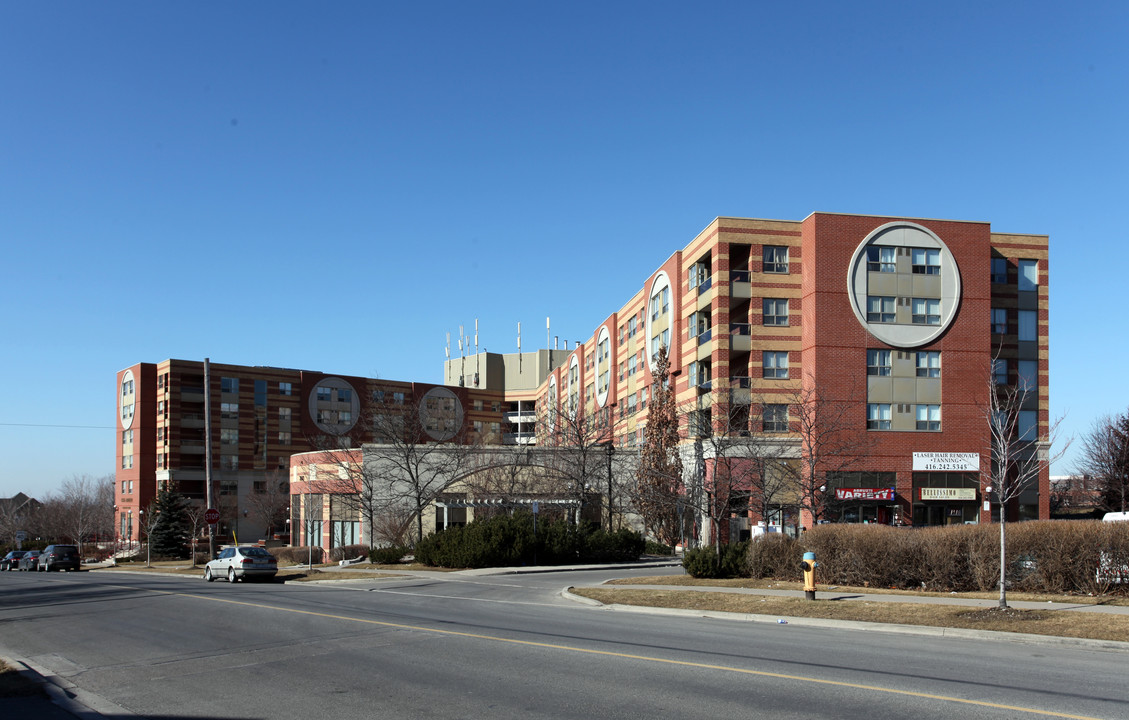 Casa Abruzzo in Toronto, ON - Building Photo