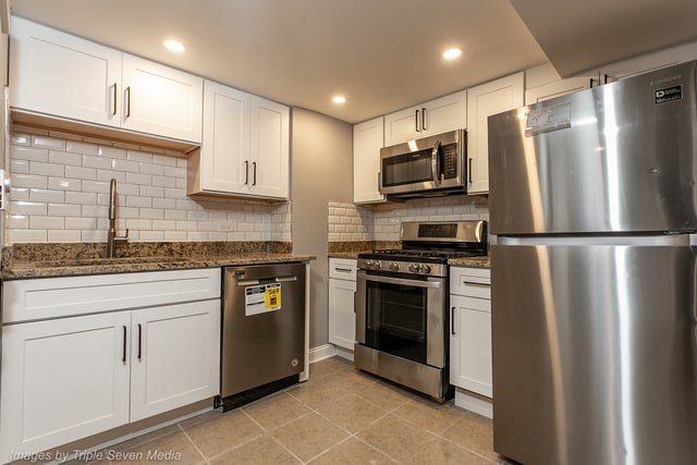 447 W 81st St in Chicago, IL - Building Photo - Building Photo