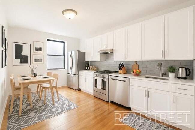 Spacious 2 Bedroom in Williamsburg!