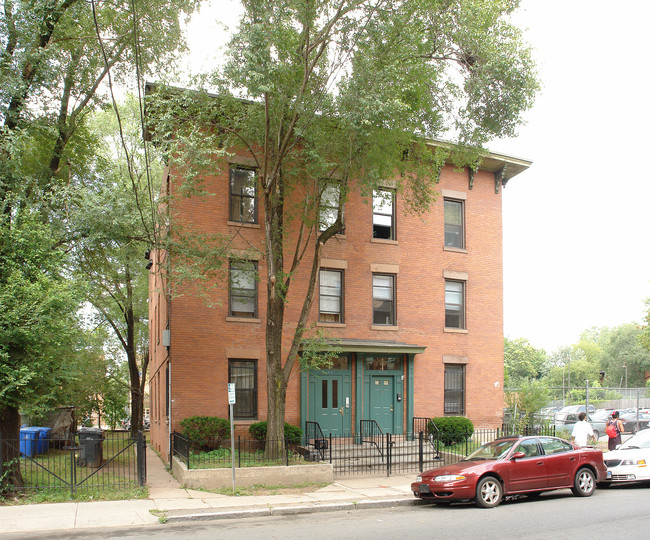 82-84 Ward St in Hartford, CT - Foto de edificio - Building Photo