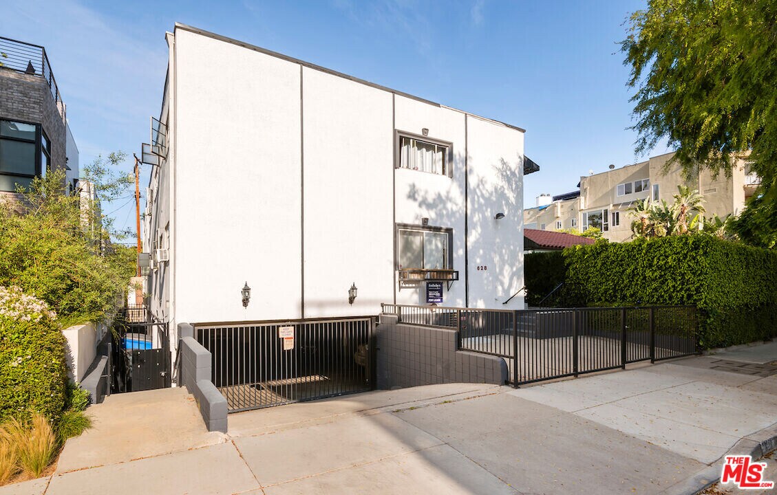 628 Huntley Dr in West Hollywood, CA - Building Photo