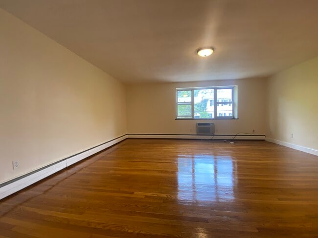 216 Kent St, Unit 23 in Brookline, MA - Foto de edificio - Building Photo
