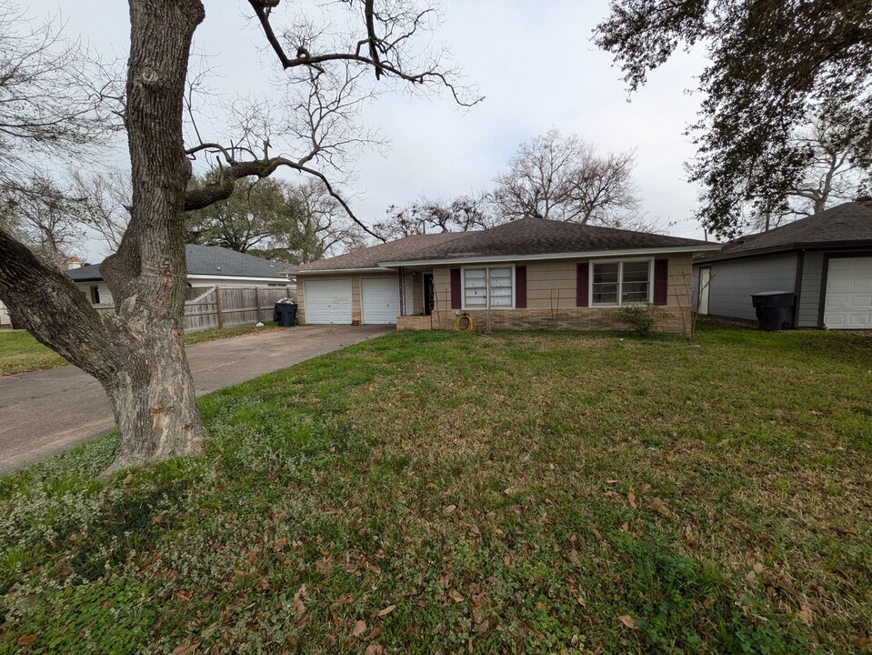 5440 Beaumont Ave in Groves, TX - Building Photo