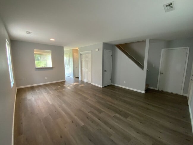 property at 4623-4623 W Bainbridge Dr