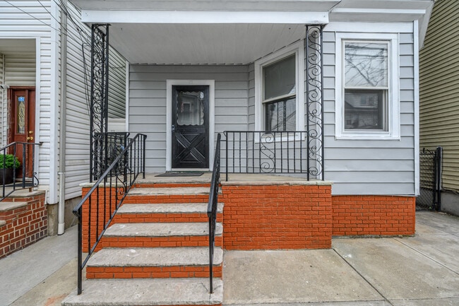 23 Komorn St in Newark, NJ - Building Photo - Building Photo