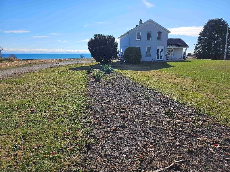 5815 Lakeshore Dr in Manitowoc, WI - Building Photo
