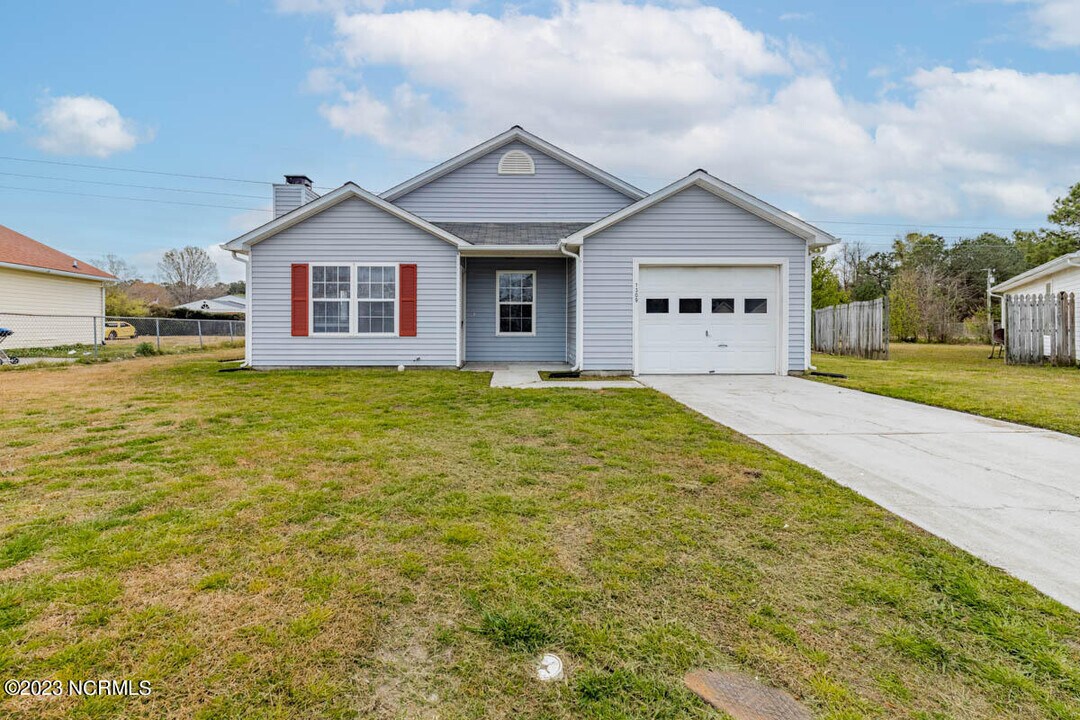 1309 Navarro Loop in Jacksonville, NC - Building Photo