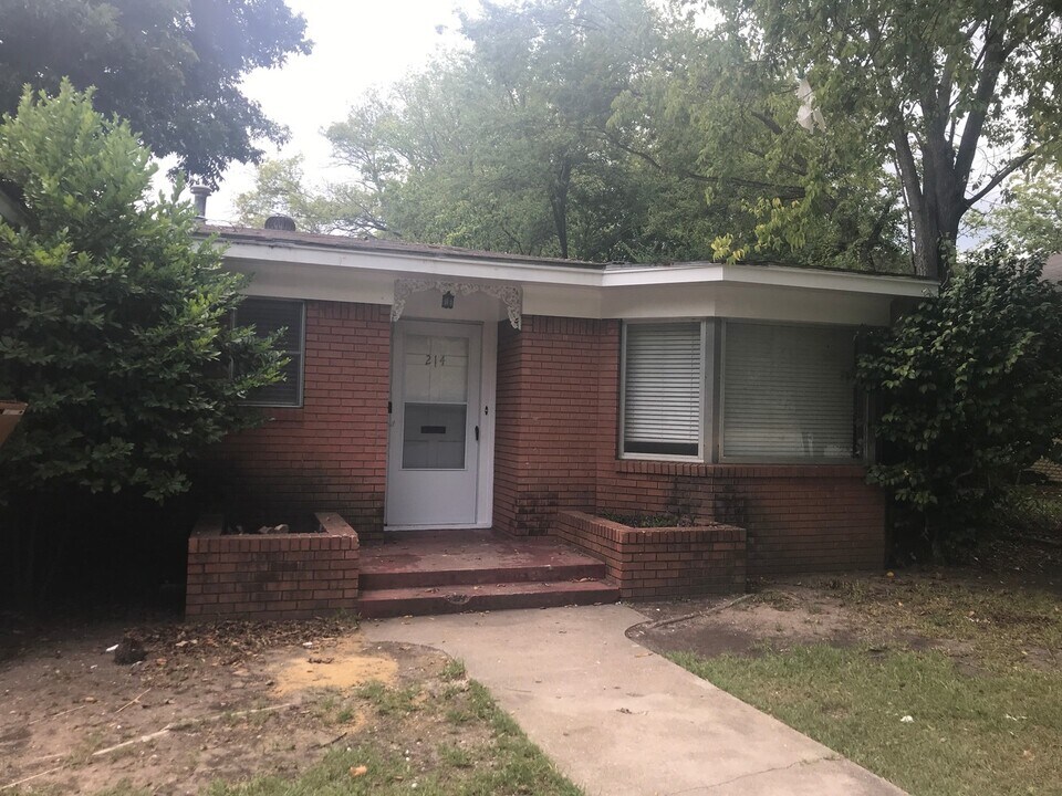 214 W Quitman Ave in Gladewater, TX - Building Photo