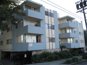 Channing Poolside Apartments in Berkeley, CA - Foto de edificio - Building Photo