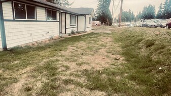 12706 94th Ave E in Puyallup, WA - Building Photo