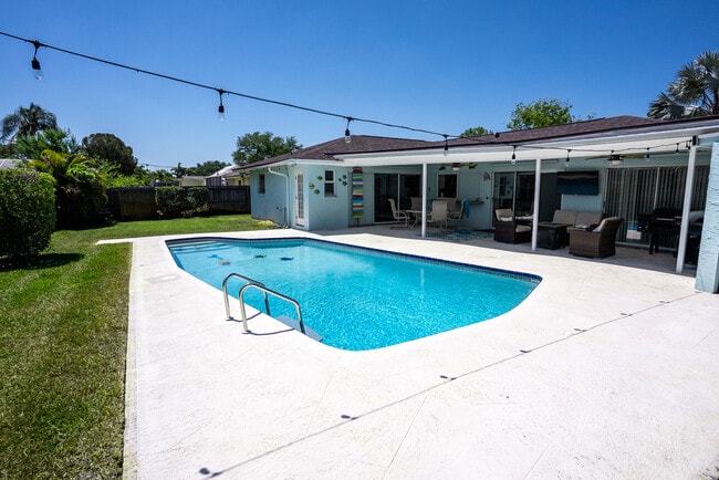 8679 Merrimoor Blvd in Seminole, FL - Building Photo - Building Photo