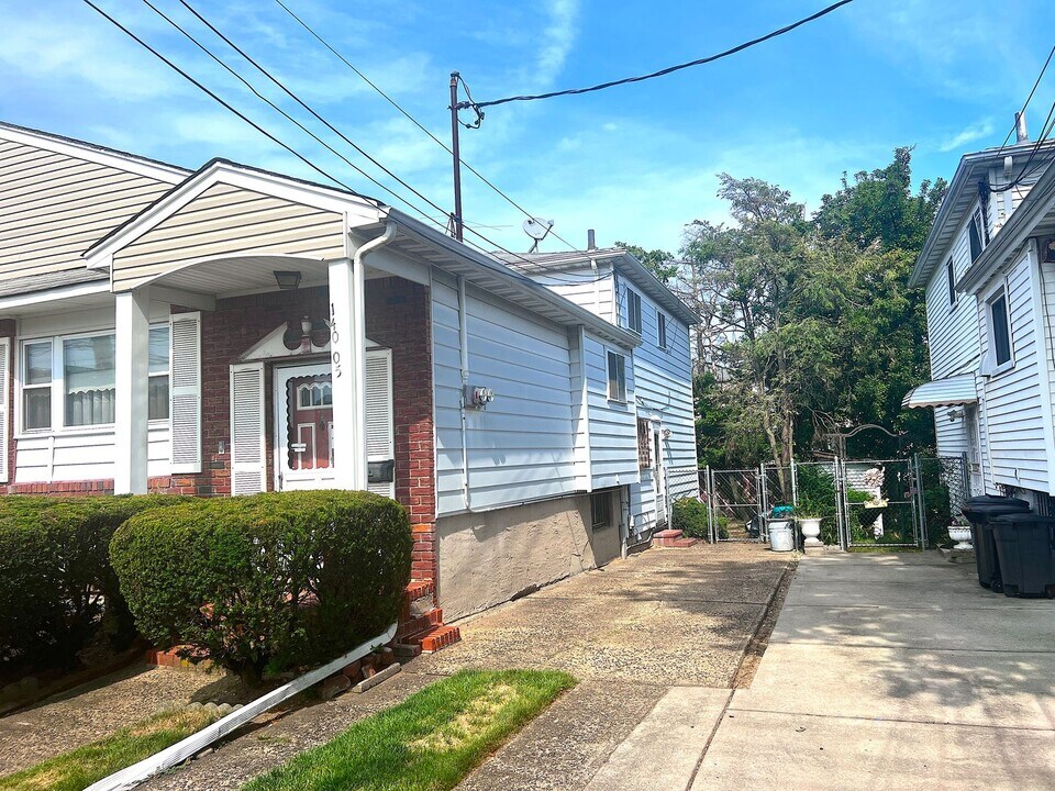 140-05 157th St in Queens, NY - Building Photo