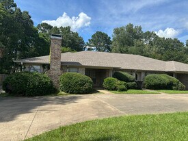 1427 W Fairmont St in Longview, TX - Building Photo