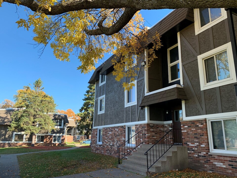 Moonraker Apartments in Brooklyn Park, MN - Building Photo