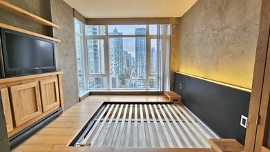 480 Robson St in Vancouver, BC - Building Photo - Building Photo