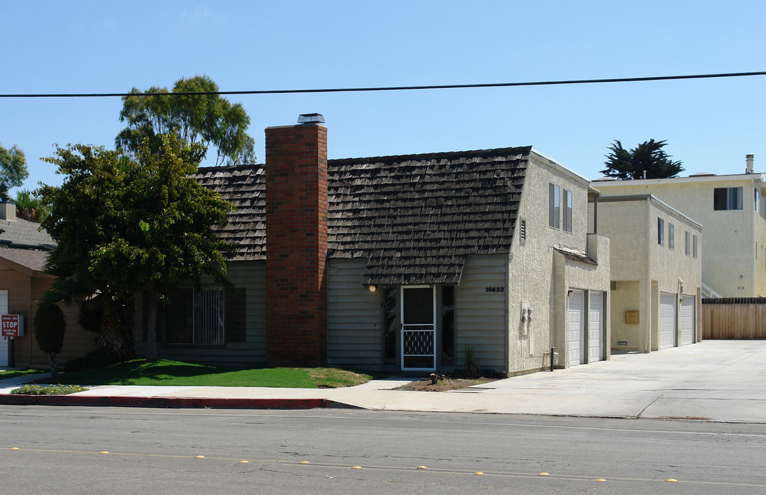 16632 Algonquin St in Huntington Beach, CA - Foto de edificio