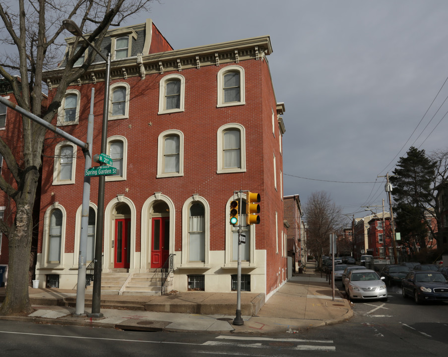 2101 Spring Garden St in Philadelphia, PA - Building Photo