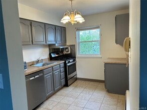 140 Meyer Oval in Pearl River, NY - Building Photo - Building Photo