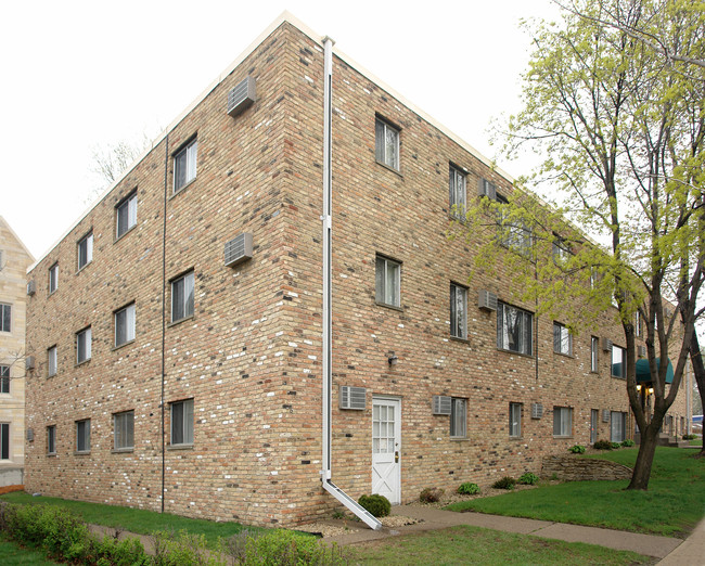 2085 Grand Avenue Apartments in St. Paul, MN - Building Photo - Building Photo